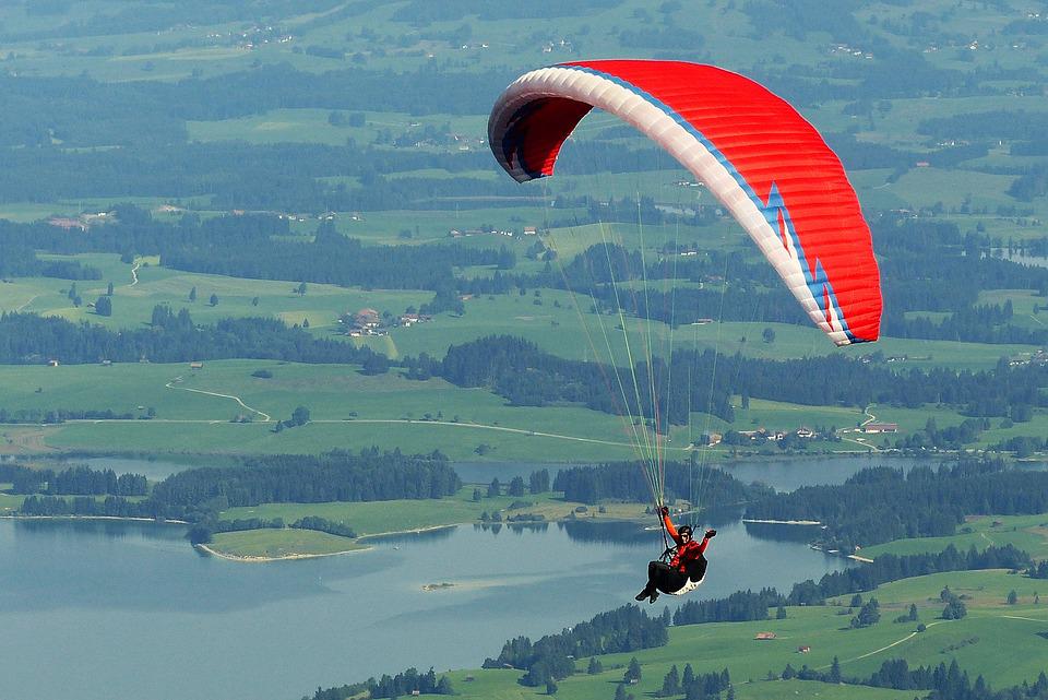 Skok ze spadochronem – ciekawy pomysł na upominek